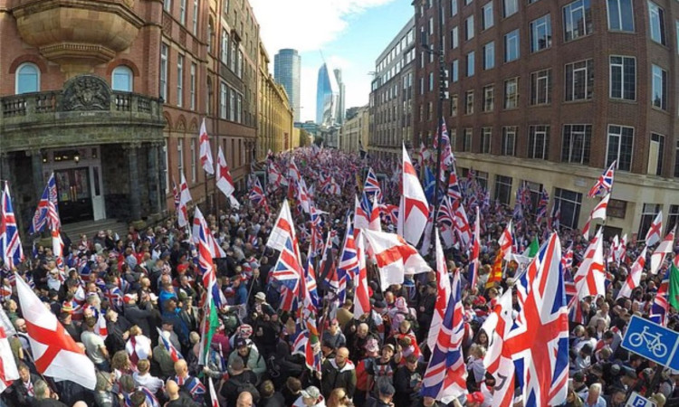  چا ته پردی، چا ته مور وطن: د مهاجرت او تعصب تر منځ بریتانیا