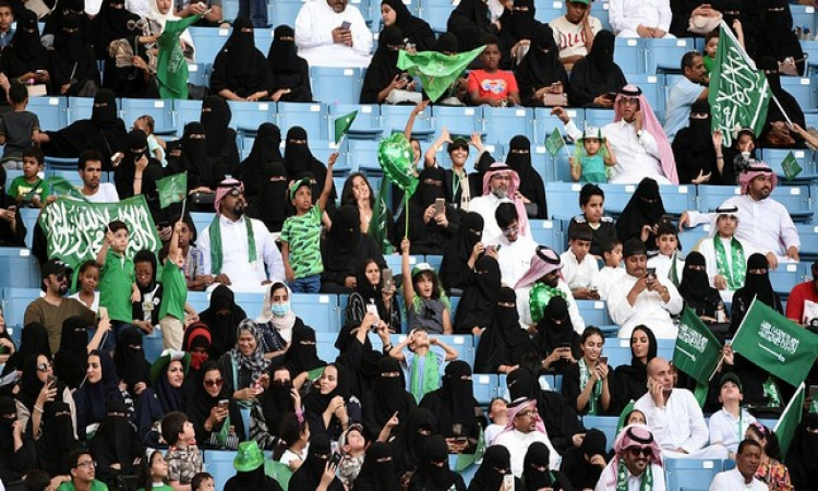 سعودي عربستان کې د ښځینه لوبغاړو ترمنځ سیالۍ ترسره کیږي