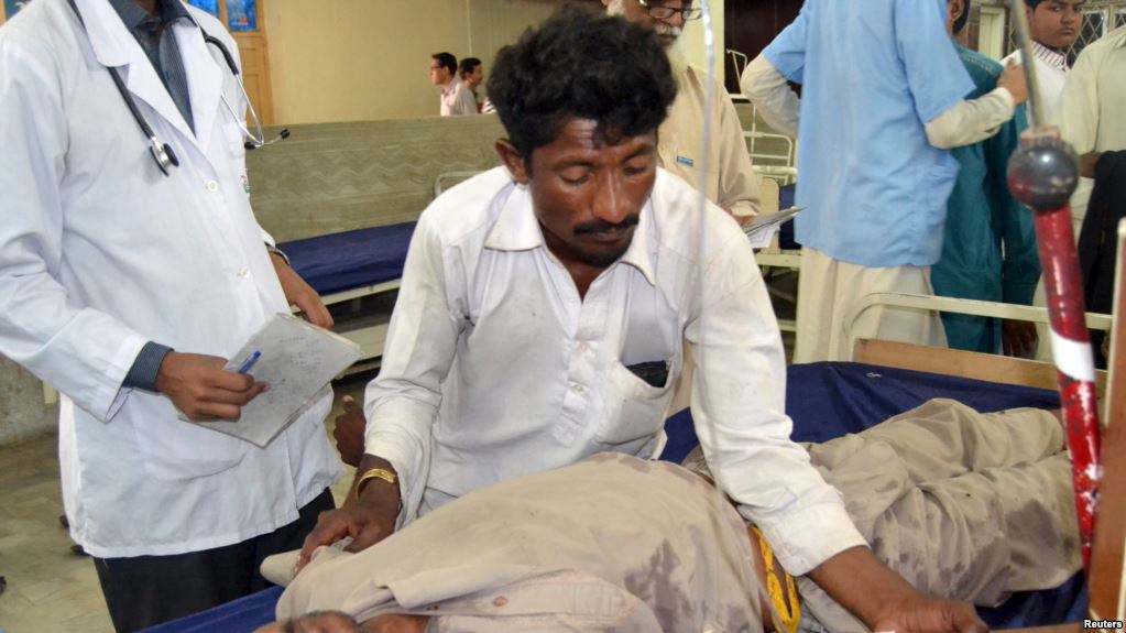 هند کې شرابو له سلو زیات کسان ووژل 