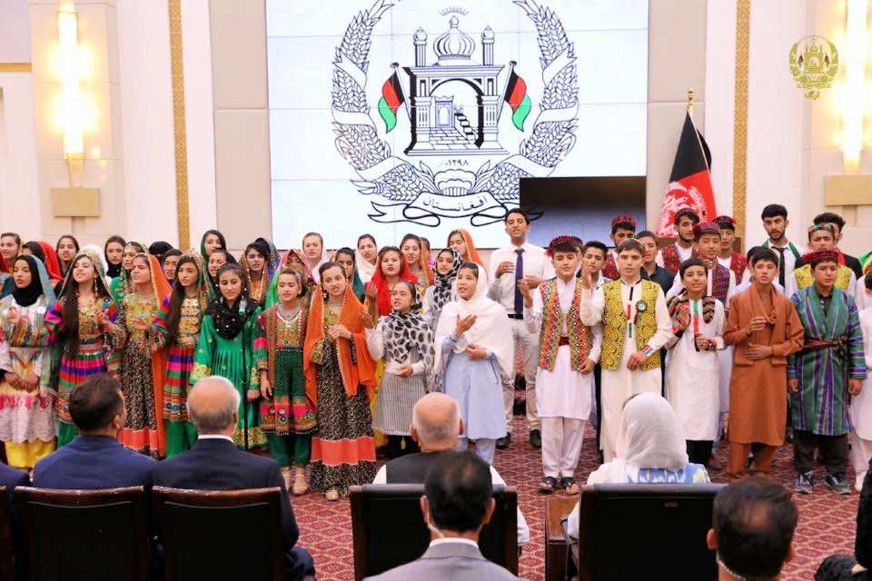 ولسمشر غني د پوهنې د ترانې ملي ټیم غړو سره وکتل