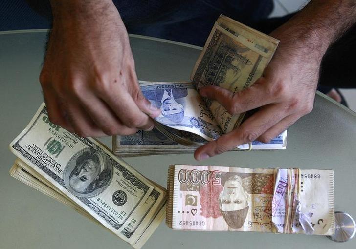 پاکستانۍ روپۍ خپل ارزښت د ډالرو په وړاندې له لاس ورکړی
