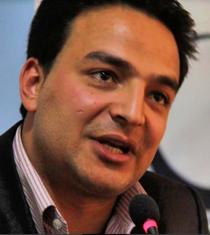 سياسي کارپوهان که سياسي ډمان  نظر ورکوونکی او سياسي کارپوه څه توپير لري؟