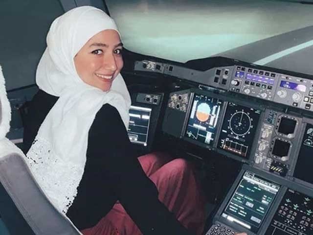 شام مهاجرې په لندن کې د الوتکې د چلولو جواز ترلاسه کړ   