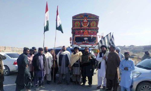 پلان بی پلي کول شروع شول لومړی قدم یې په بلوچستان کې مرکزي لویه لاره بنده شوه   