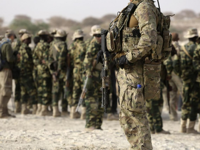 واشنګټن له لوېدېځې افريقا تر ۷۰۰۰ خپل پوځيان باسي 