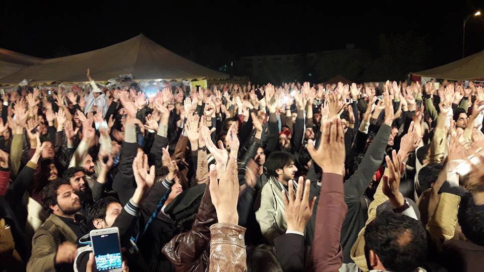 پاکستان کې زرګونه پښتانه د آزادۍ غږ پورته کوي