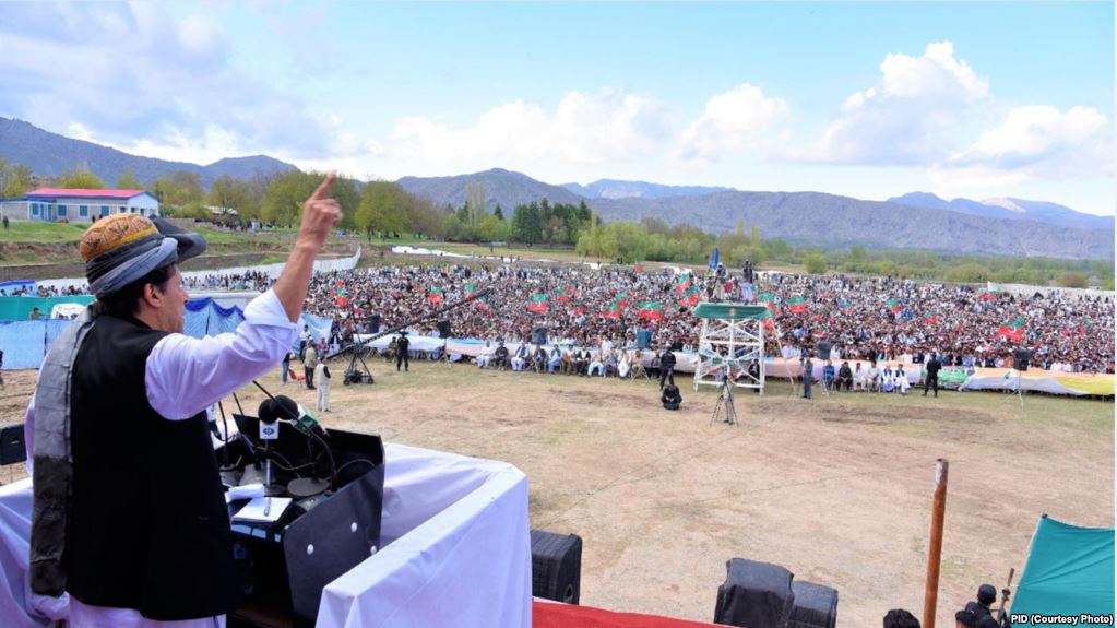 عمران خان: د پي ټي اېم غوښتنې سمې دي خو ژبه یې سخته ده