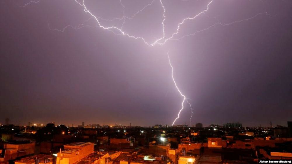 پاکستان کې تندر او بارانونو ۲۷ کسان وژلي   