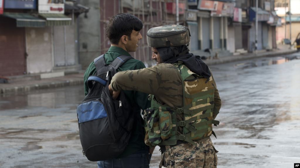 کشمير: د پوليسو او لاريون کوونکو ترمنځ نښته کې ۵۰ کسان ټپيان شوي دي