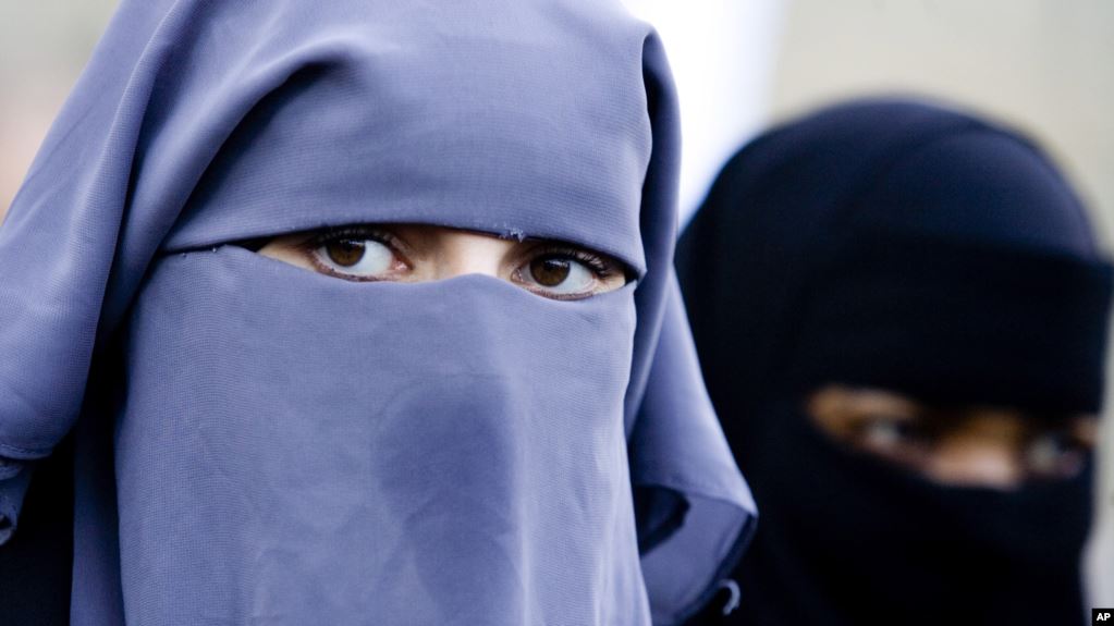 د تونس اسلامي هېواد په (حجاب) اغوستو بنديز ولګولو 