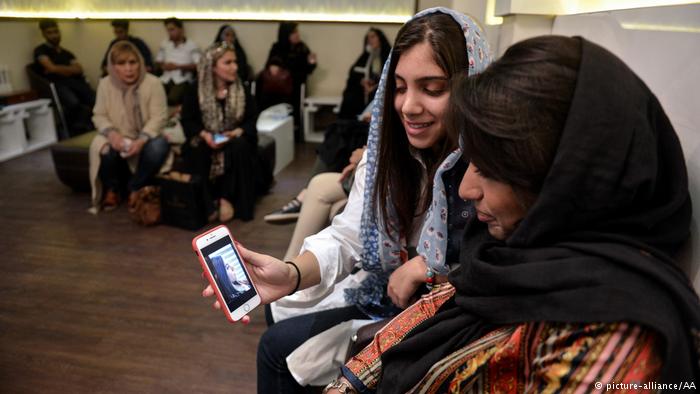  ايران کې کابو نیمايي وګړي د حجاب د قانون له منځه تلل غواړي