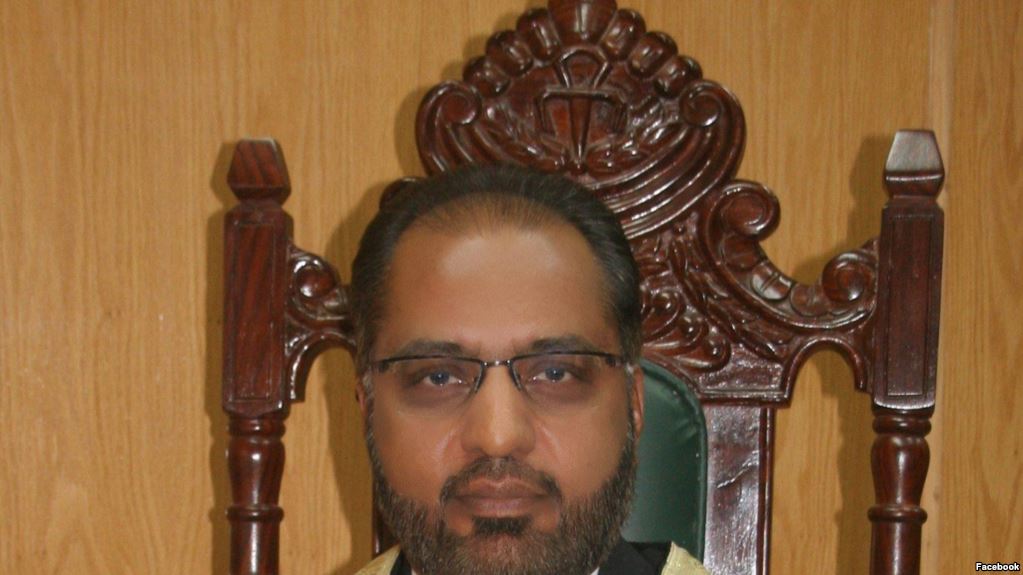 د پاکستان حکومت يو قاضي په دې جرم له دندې ګوښه کړ چې پر ISI يې نېوکه کړې وه