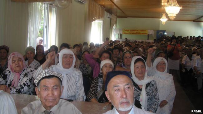 د چين کمونېست حکومت پر يو شمېر مسلمانانو فشار راوړی، چې د (بسم الله) پر ځای د چين د ولسمشر نوم ووايي