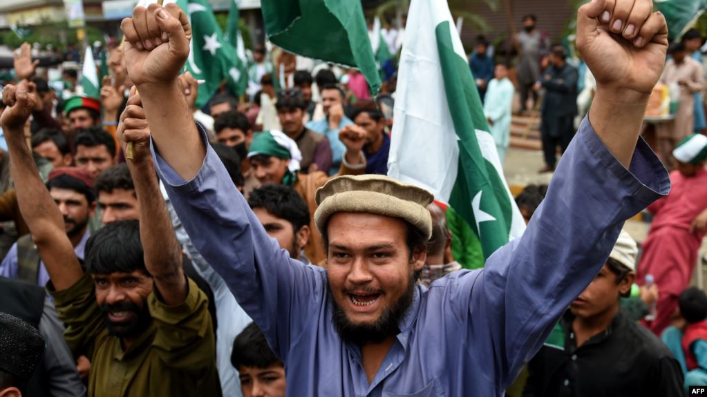 له پاکستانيانو د عمران خان غوښتنه: نن (جمعه) د هند پر ضد او کشمريانو سره د خواخوږۍ په پار پراخه لاريونونه وکړئ 