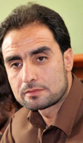څوک چې څه کولای شي ترسره کوي يې؛ خو څوک چې يې نه شي، نیوکه کوي