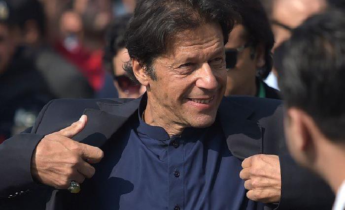 د پاکستان لومړي وزیر د عمران خان له خوا پارلمان وکیلې زورولو موضوع د څېړنې امر کړی