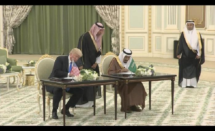 ټرمپ او ملک سلمان د ۲۸۰ ميلیاردو ډالرو په ارزښت تړونونه لاسلیک کړل