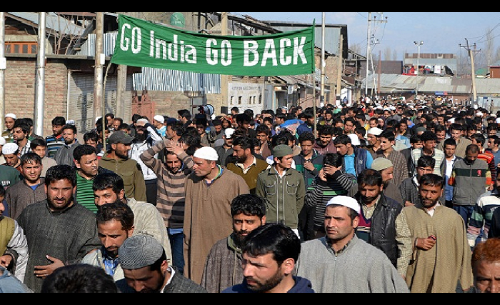کشمیر کې هندي ځواکونو ۱۵ لاریون کوونکي ټپیان کړي