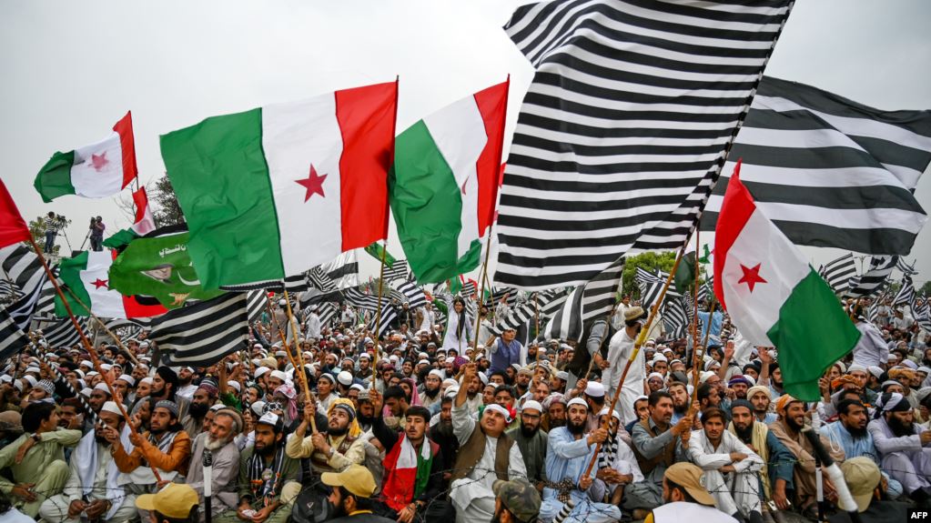د مولانا فضل الرحمن په مشرۍ زرګونه لاريون کونکي اسلام اباد ته رسېدلي 
