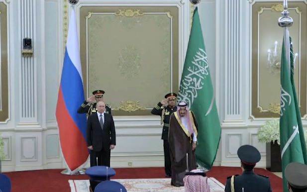 د روسیې ولسمشر ( پوتین ) سعودي عربستان ته په سفر تللی دی   