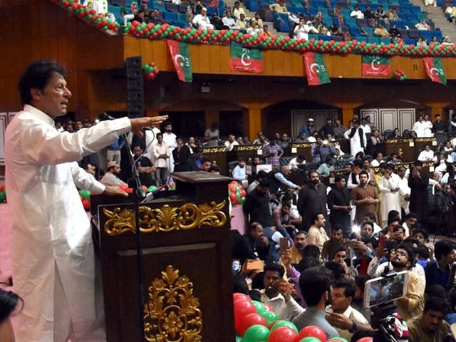 عمران خان وایي نوزا شریف د سزا له ویرې د پاکستان پر پوځ تورونه لګوي