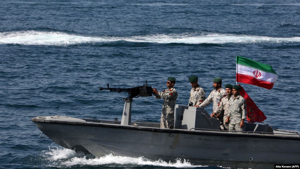 د ايران سپاه پاسدران پوځ فارس خليج کې يو بيړۍ له يو کسيزې عملې سره نېولې ده 