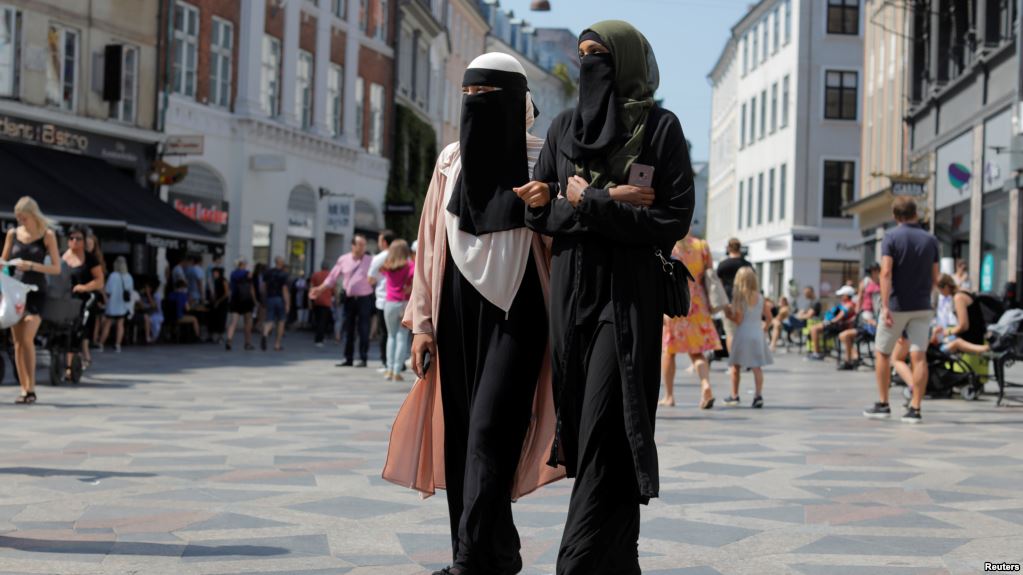 د ډنمارک حکومت سر له نن ورځې په حجاب بنديز ولګوه، خو مسلمانې نجونې او ميرمنې مبارزه کوي
