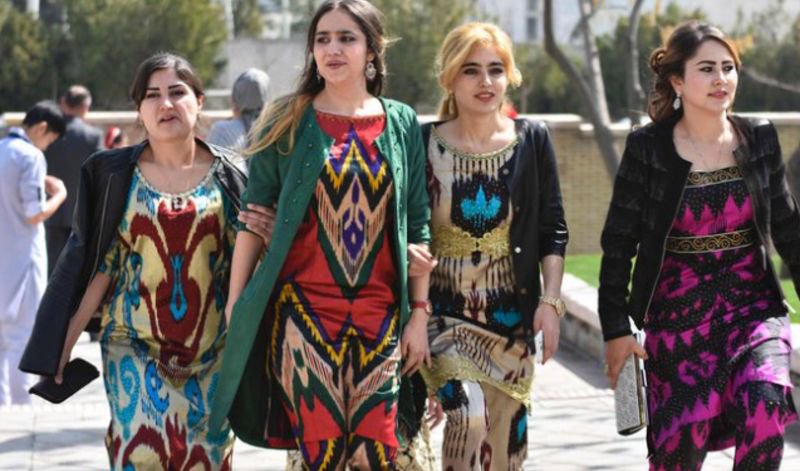 د تاجکستان پارلمان د ملي کالیو د اغوستولو قانون تصویب کړ