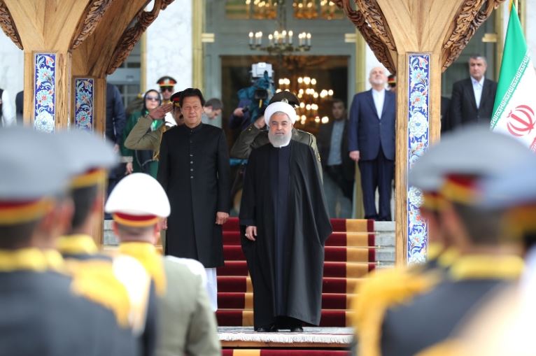 لومړي وزیر عمران خان دايران ولسمشر حسن روحاني سره تهران کې لیدلي دی