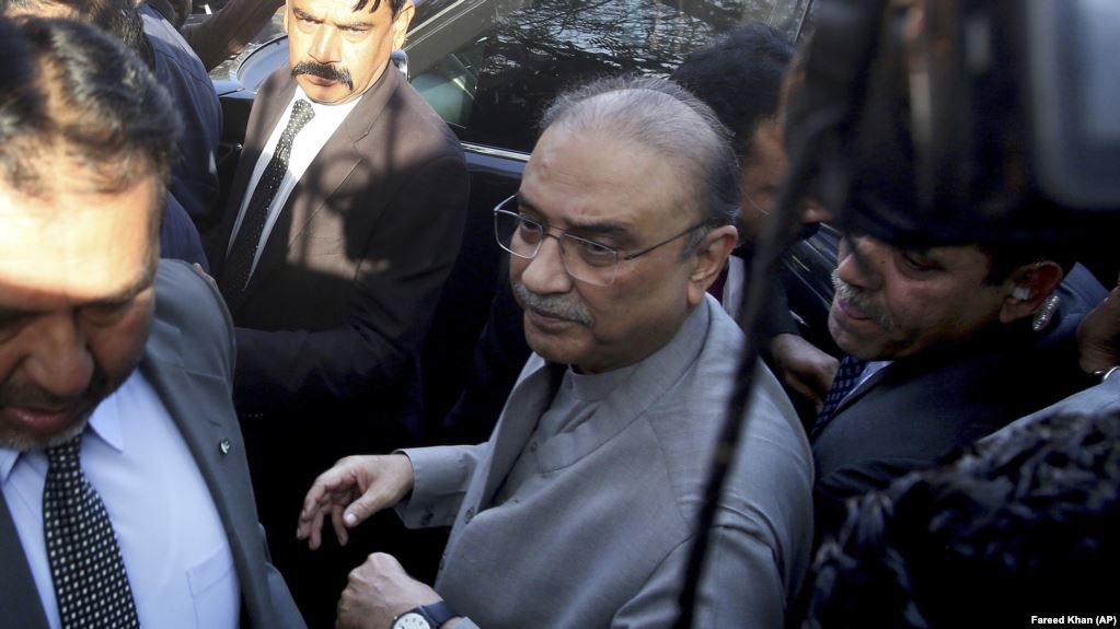 د پاکستان حکومت د پخواني ولسمشر آصف علي زرداري په شمول ۱۷۱ کسان ممنوع الخروج اعلان کړل ر