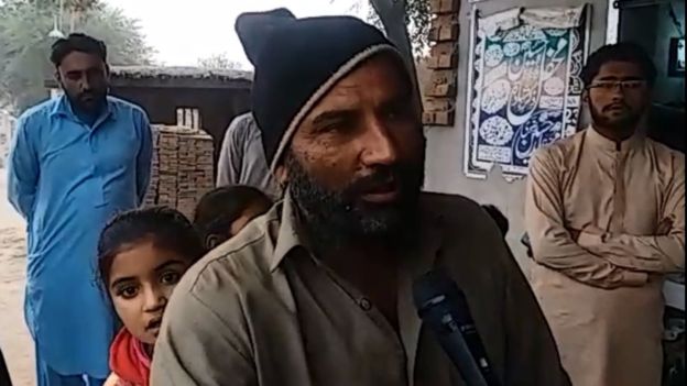يو پاکستاني ملا د يو کلي په خلکو له سره کلمې وويلې او نکاحونه يې پرې وتړل 