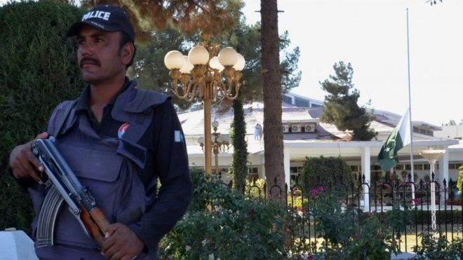 پاکستان کې بريدګر نهه پوليس ووژل او ۲۱ ټپيان دي 