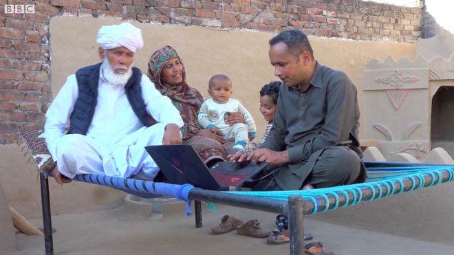 کلیوال سړی چې له انټرنېټ اوس پیسې ګټي