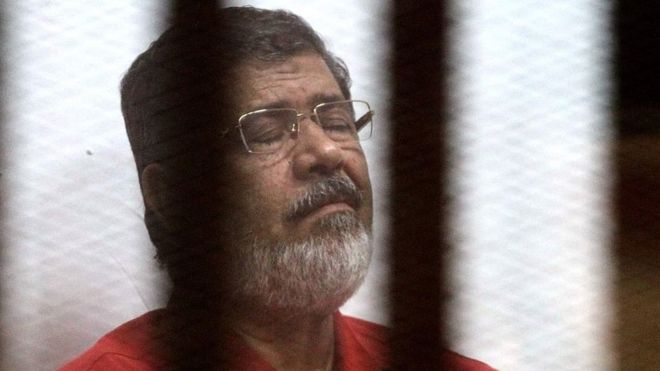 د مصر پخوانی ولسمشر محمد مرسي د ۶۷ کالونو په عمر د محکمې دننه ومړ 