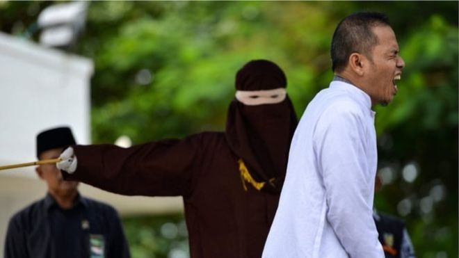 اندونیزیا: د علماوو شورا غړی د ناروا جنسي اړيکو په جرم په عام محضر کې په درو ووهل شو 