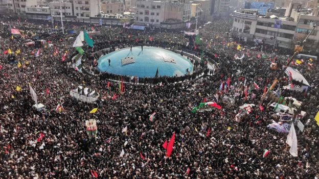 ایت الله خامنه اي پخپله دوژل شوي قومندان جنرال قاسم سليماني جنازه وکړه