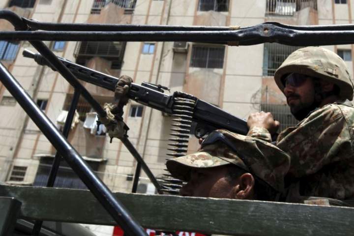 په کراچۍ ښار کې د چين پر قونسلګرۍ بريد شوی او پاکستاني پوليس په کې وژل شوي دي 