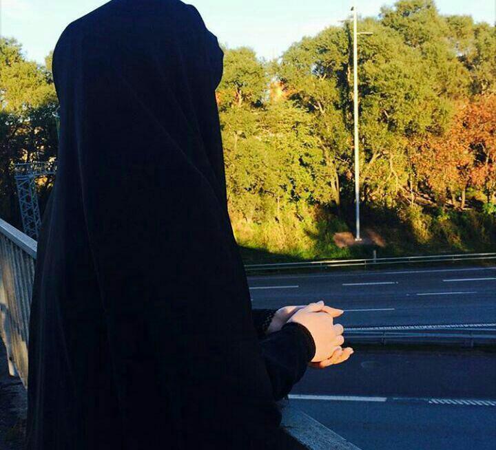 سعودي عالم: ښځې د چادري په اغوستو مکلفې  نه دي
