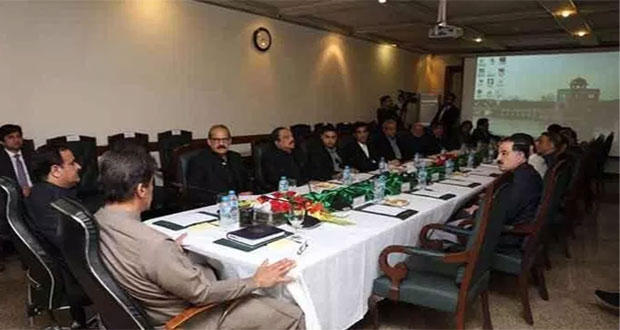 عمران خان په دوه ورځني سفر لاهور ته لاړ
