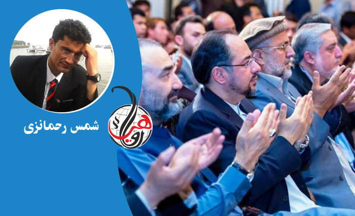 جمعيت پر خپل ځان عريضه کوي او خپلو پښو ته دام جوړوي